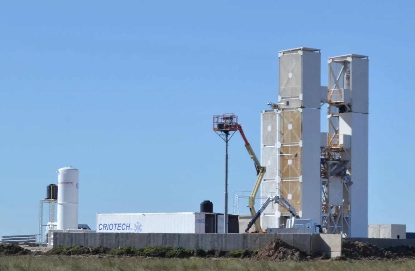 Instalaciones móviles que constituyen una plataforma de lanzamiento en el Centro Espacial Punta Indio, como parte de los ensayos para el Proyecto Tronador.