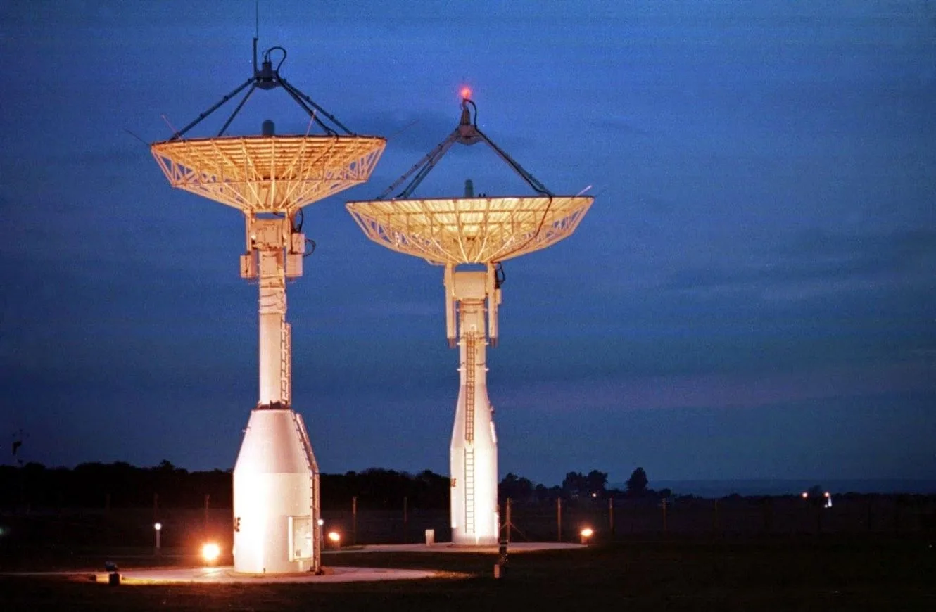 El Centro Espacial Teófilo Tabanera (CETT) cuenta, entre otras cosas, con la Estación Terrena Córdoba. A través de las antenas de la imagen, la estación se comunica por radio con los satélites para operarlos y recibir/enviar datos.