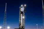 El Falcon 9 y la cápsula Dragon en posición vertical en la plataforma 40 en Florida para la misión Crew-12 de la NASA.