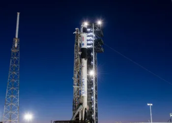 El Falcon 9 y la cápsula Dragon en posición vertical en la plataforma 40 en Florida para la misión Crew-12 de la NASA.