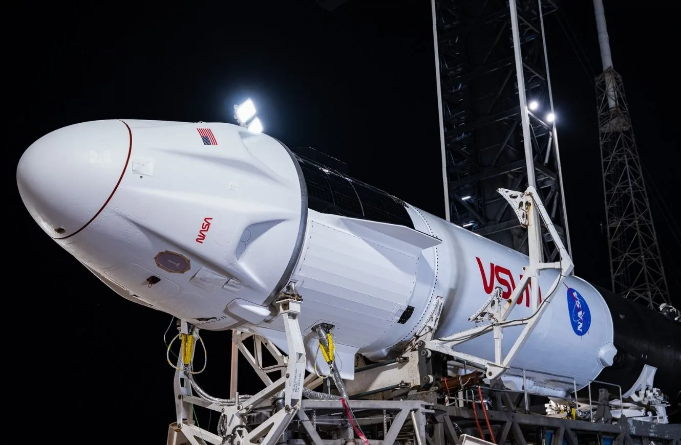 Imágen del despiegue del Falcon 9 y la cápsula Dragon en la plataforma 40 en Florida para la misión Crew-12 de la NASA a la ISS.