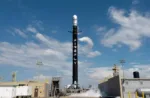 Alpha despega desde Vandenberg. El lanzador liviano de Firefly busca recuperar ritmo de vuelo tras una pausa por incidentes en 2025.