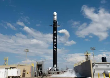Alpha despega desde Vandenberg. El lanzador liviano de Firefly busca recuperar ritmo de vuelo tras una pausa por incidentes en 2025.