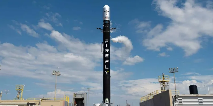 Alpha despega desde Vandenberg. El lanzador liviano de Firefly busca recuperar ritmo de vuelo tras una pausa por incidentes en 2025.