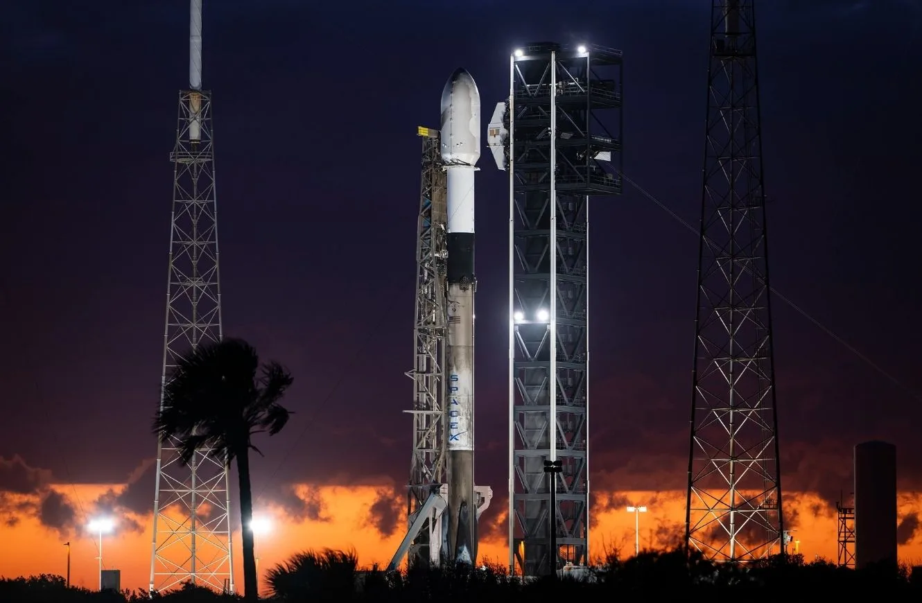 Falcon 9 a la espera del lanzamiento de la misión GPS III-9 de la Fuerza Espacial de Estados Unidos.