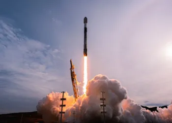 Falcon 9 despegando en una misión para colocar 25 satélites Starlink en órbita, el 25 de enero de 2026.