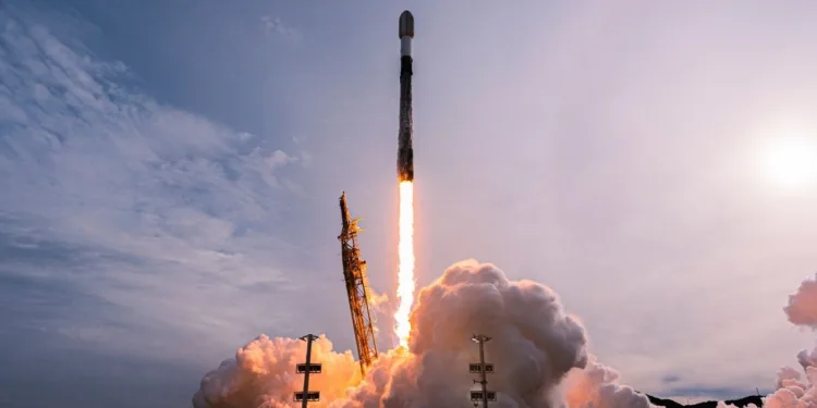Falcon 9 despegando en una misión para colocar 25 satélites Starlink en órbita, el 25 de enero de 2026.