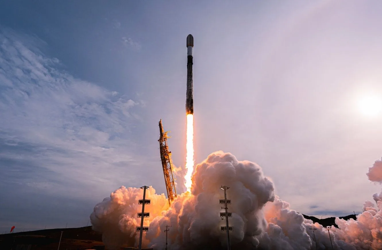 Falcon 9 despegando en una misión para colocar 25 satélites Starlink en órbita, el 25 de enero de 2026.