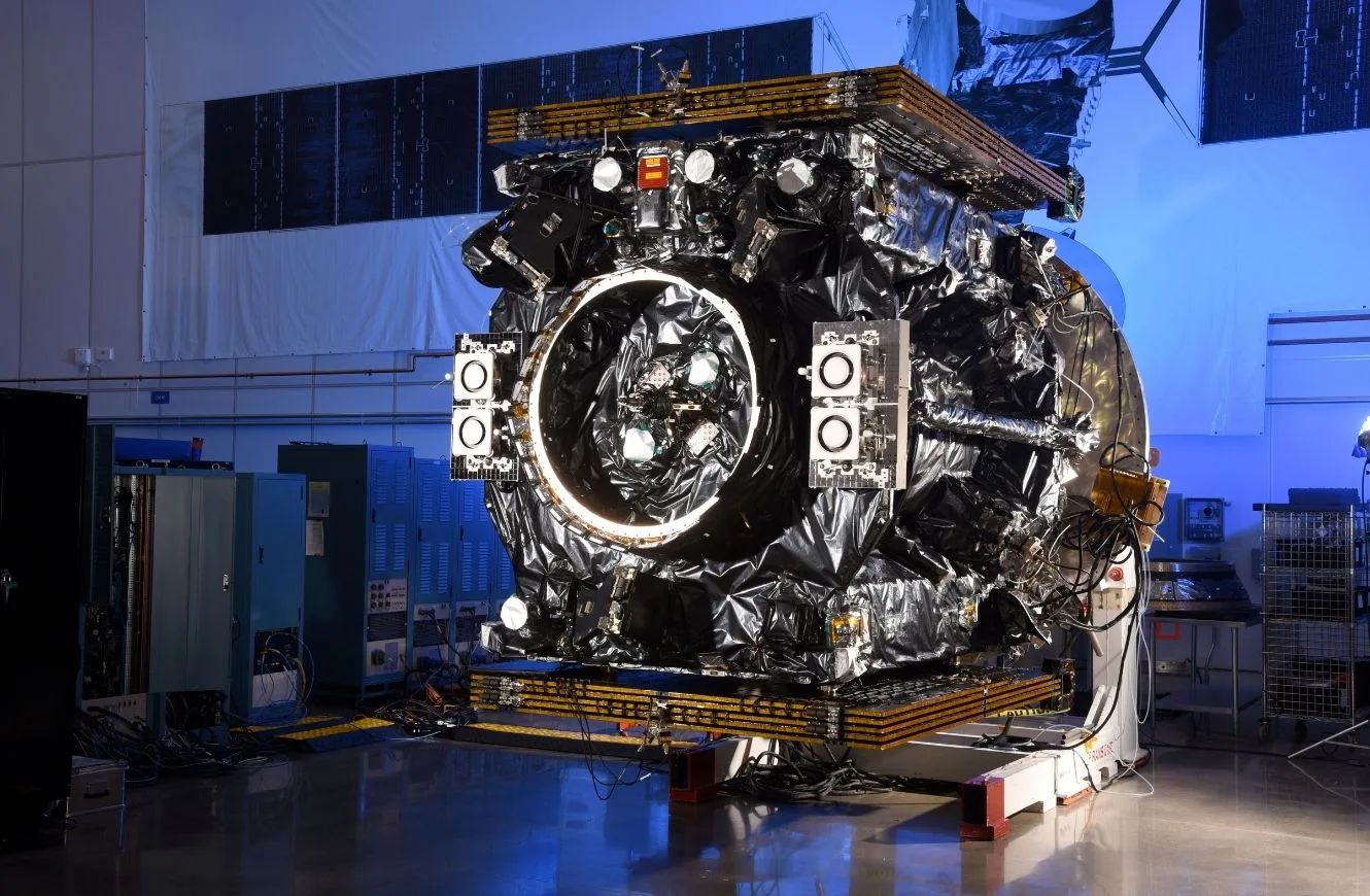 Hardware real de un remolcador similar a Otter (Mission Extension Vehicle, Northrop Grumman). Este ejemplar fue parte del primer acoplamiento histórico de un MEV de Northrop Grumman con el satélite Intelsat 901 en GEO.