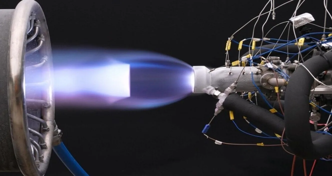 Ensayo de combustión de un motor a metano difundida por Innospace. La empresa está madurando esta línea para etapas superiores y módulos de inserción kick stage.