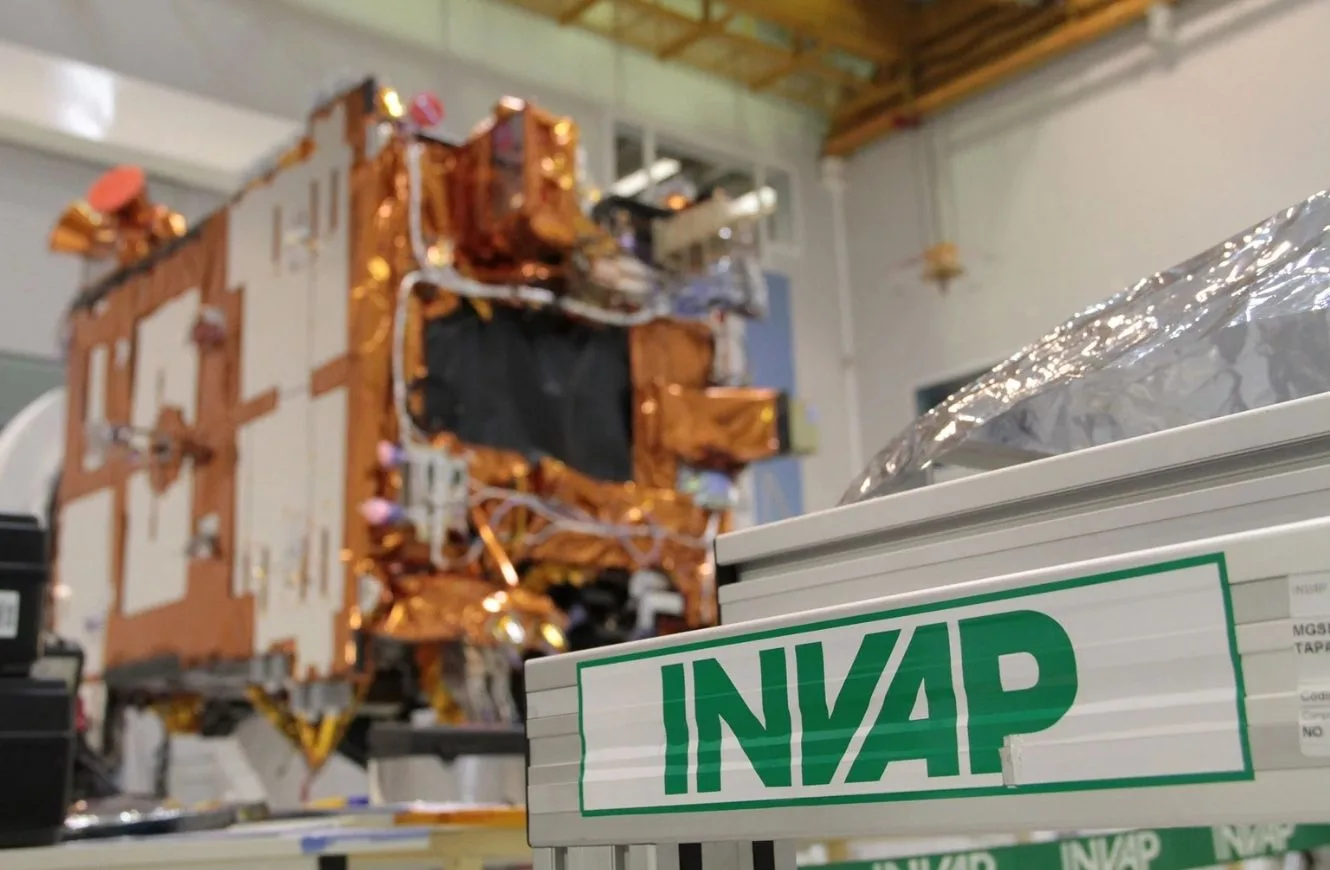 INVAP desarrolló los 8 satélites argentinos de alta complejidad que volaron al espacio, y está desarrollando dos nuevos ejemplares de observación y telecomunicaciones. INVAP fututo satelita