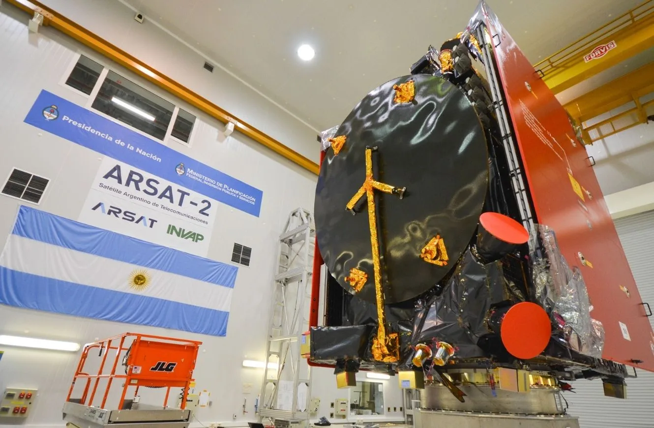 Entre 2014 y 2015, Argentina lanzó al espacio los dos satélites de la constelación ARSAT, el 1 y 2, para brindar comunicaciones desde la órbita estacionaria.