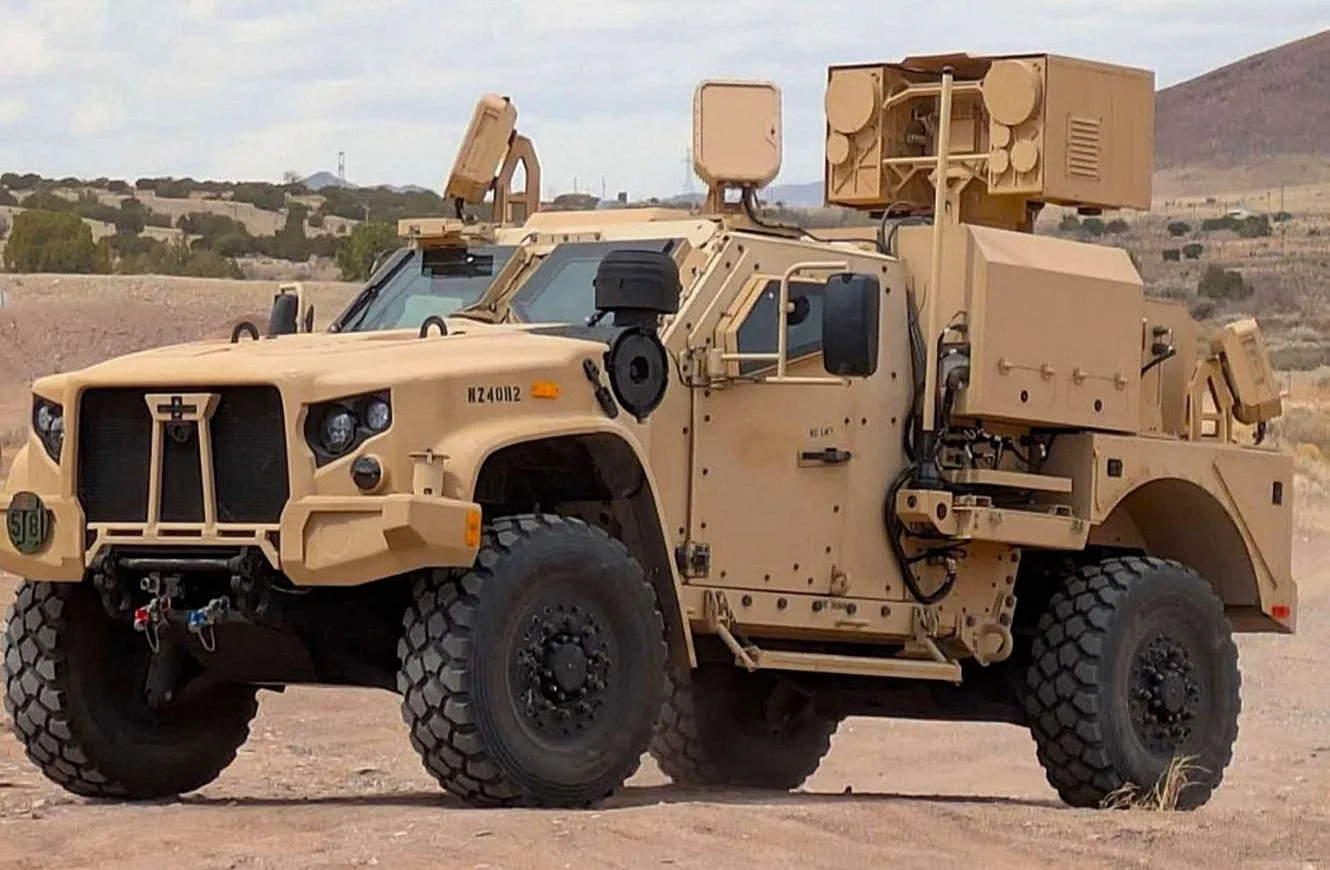 Joint Light Tactical Vehicle (JLTV) con el láser antidrones LOCUST. AeroVironment pensó al sistema LOCUST como una plaforma tipo paquete que pueda incorporarse por módulos sobre vehículos del Ejército.
