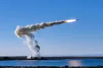 IRÁN y China negocian misiles antibuque supersónicos CM-302 en plena tensión naval con EE.UU.