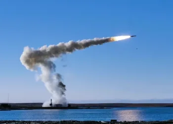 IRÁN y China negocian misiles antibuque supersónicos CM-302 en plena tensión naval con EE.UU.