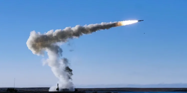 IRÁN y China negocian misiles antibuque supersónicos CM-302 en plena tensión naval con EE.UU.