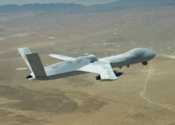 Un dron MQ-20 recibió órdenes de un F-22 en combates simulados y acelera la carrera por los alas robóticas de la USAF.