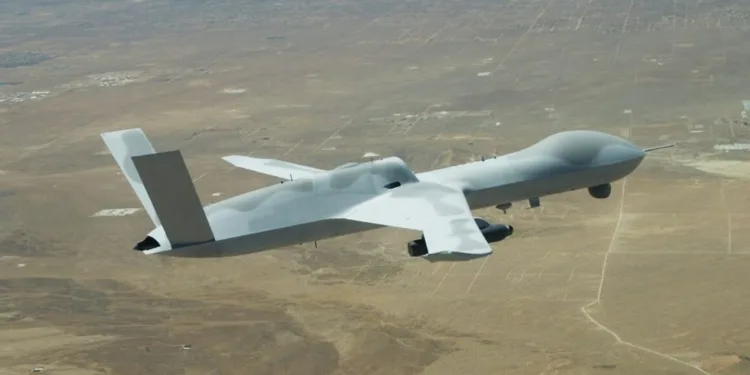 Un dron MQ-20 recibió órdenes de un F-22 en combates simulados y acelera la carrera por los alas robóticas de la USAF.