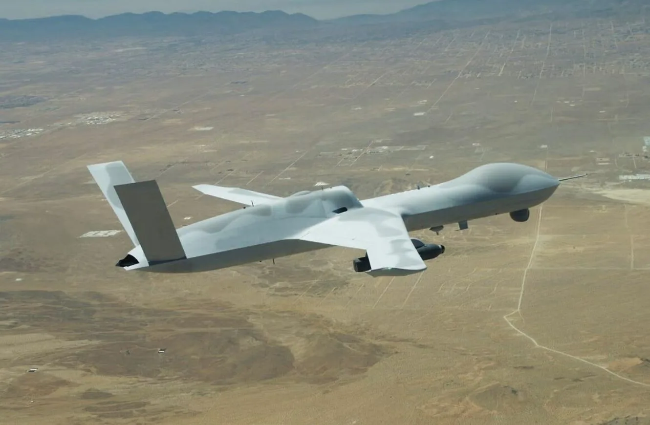 Un dron MQ-20 recibió órdenes de un F-22 en combates simulados y acelera la carrera por los alas robóticas de la USAF.
