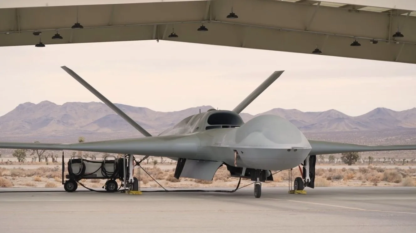 El dron MQ-20 Avenger de General Atomics bajo resguardo en plataforma, previo a operaciones de prueba.