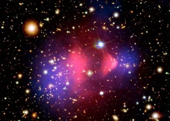 Imagen del Cúmulo Bala. La materia normal se muestra en rosa en el cúmulo, mientras que la lente gravitacional revela materia oscura en el cúmulo mostrado en azul. Esta observación ha proporcionado uno de los ejemplos directos más claros de materia oscura.