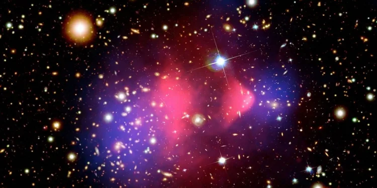 Imagen del Cúmulo Bala. La materia normal se muestra en rosa en el cúmulo, mientras que la lente gravitacional revela materia oscura en el cúmulo mostrado en azul. Esta observación ha proporcionado uno de los ejemplos directos más claros de materia oscura.