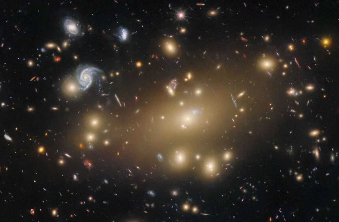 Abell 209, un cúmulo masivo de galaxias que deforma el espacio-tiempo, ubicado a 2.800 millones de años luz de distancia en la constelación de Cetus.