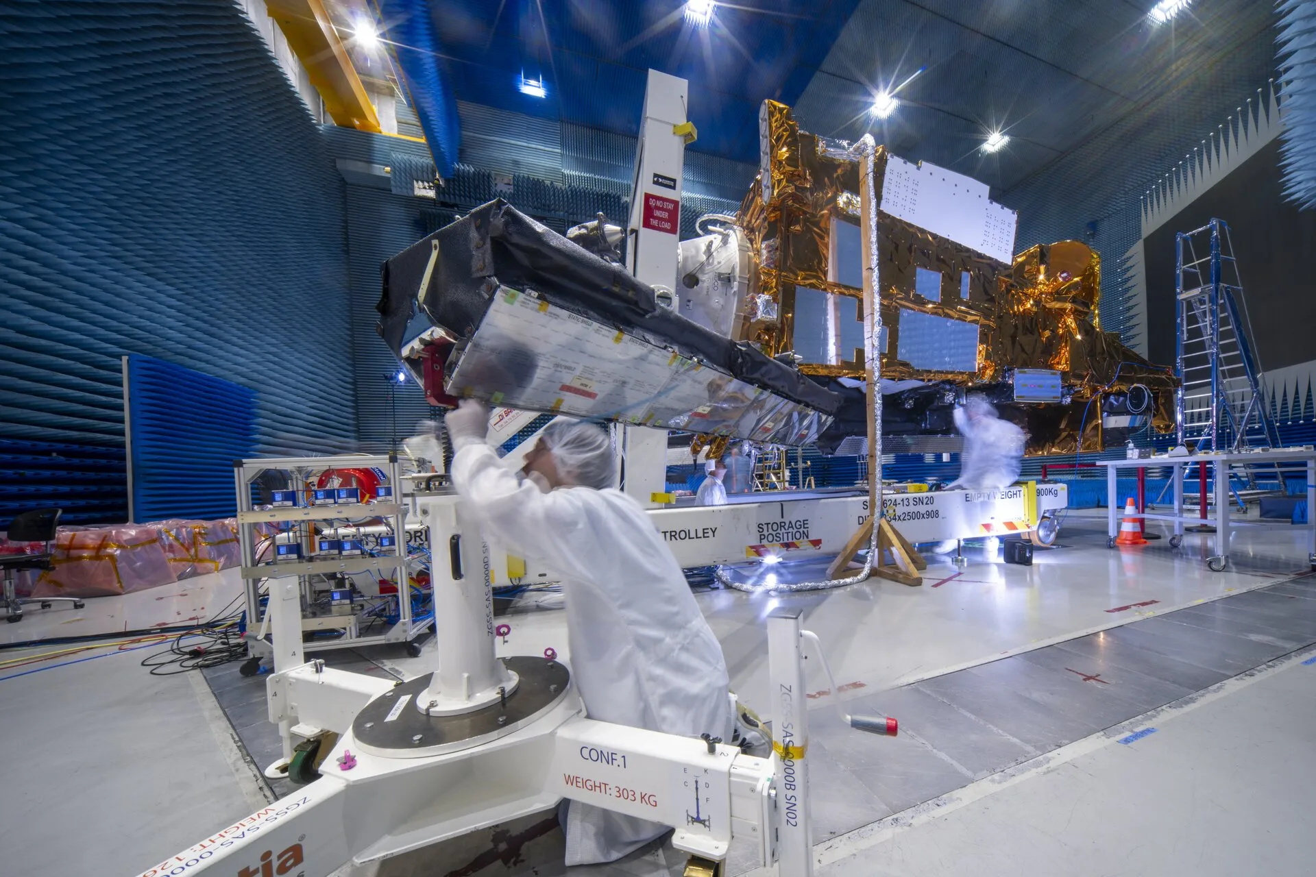 Ensayos en una cámara semi anecoica del satélite MetOp-SG B1.