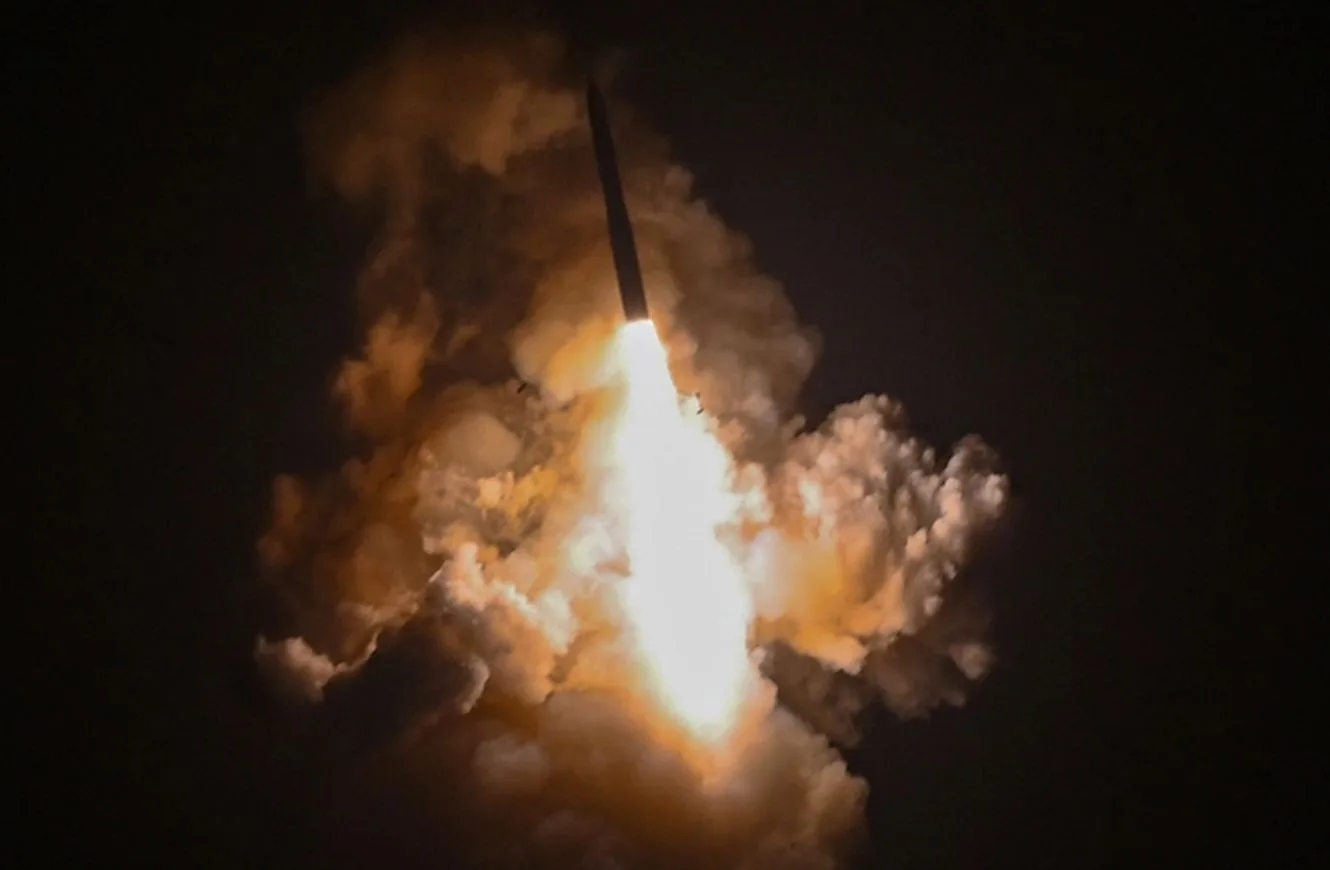 Un misil balístico intercontinental Minuteman III desarmado es lanzado durante una prueba operativa. (Foto de la Fuerza Espacial de los EE. UU. por la Aerotécnica Superior Kadielle Shaw)