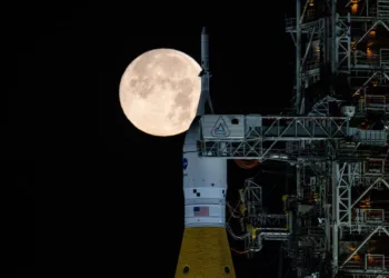 Cuenta regresiva de la NASA para una prueba clave del cohete SLS marca el tramo final hacia Artemisa 2, la primera misión tripulada lunar en más de 50 años.