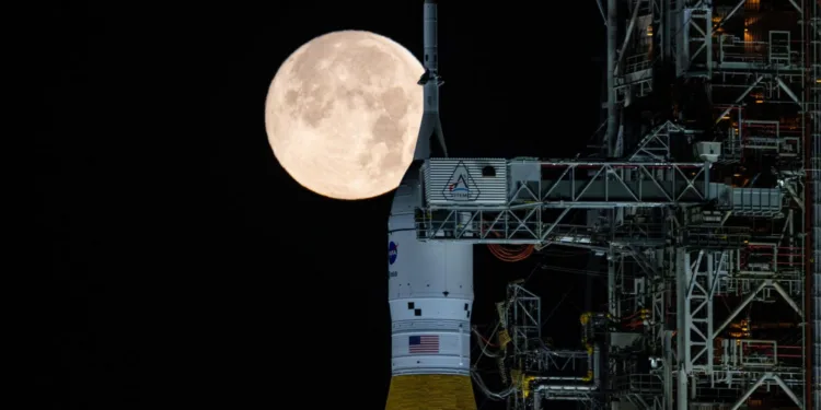 Cuenta regresiva de la NASA para una prueba clave del cohete SLS marca el tramo final hacia Artemisa 2, la primera misión tripulada lunar en más de 50 años.
