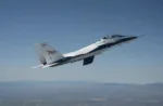 NASA realiza el primer vuelo de su ala de flujo laminar para bajar el consumo en aviones comerciales, utilizando aviones F-15.