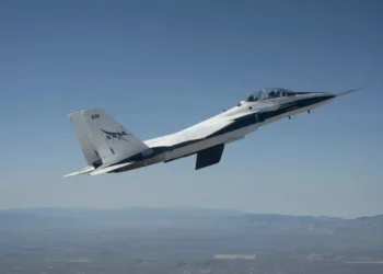 NASA realiza el primer vuelo de su ala de flujo laminar para bajar el consumo en aviones comerciales, utilizando aviones F-15.