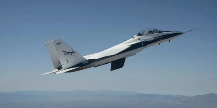NASA realiza el primer vuelo de su ala de flujo laminar para bajar el consumo en aviones comerciales, utilizando aviones F-15.