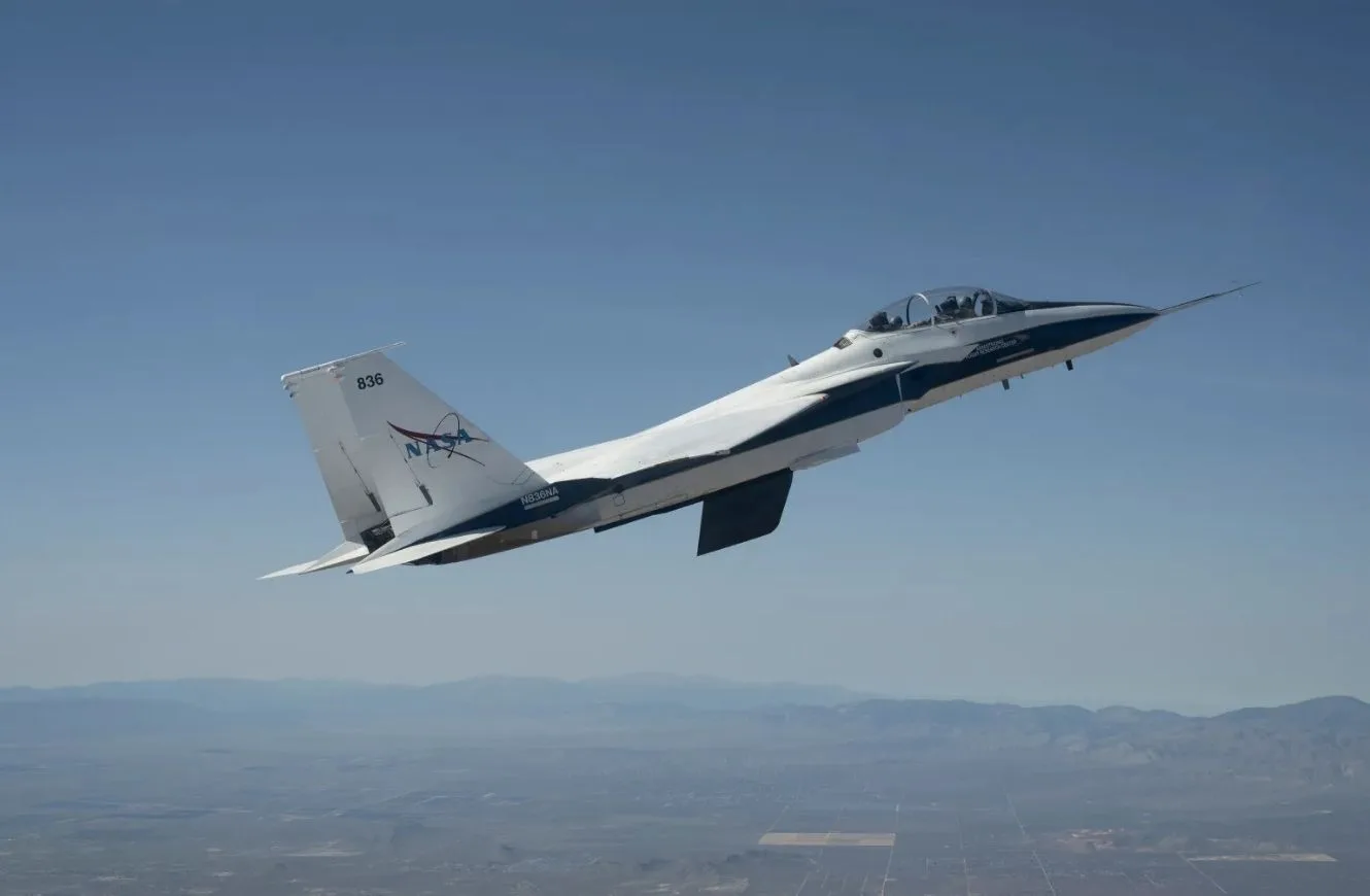 NASA realiza el primer vuelo de su ala de flujo laminar para bajar el consumo en aviones comerciales, utilizando aviones F-15.
