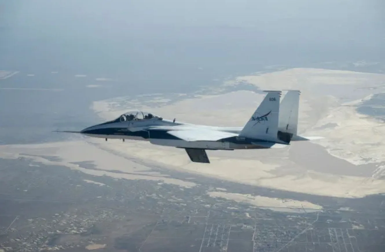 El modelo a escala del ala del Flujo Laminar Natural Atenuado por Flujo Cruzado (CATNLF) de la NASA vuela en un avión de investigación F-15 de la NASA