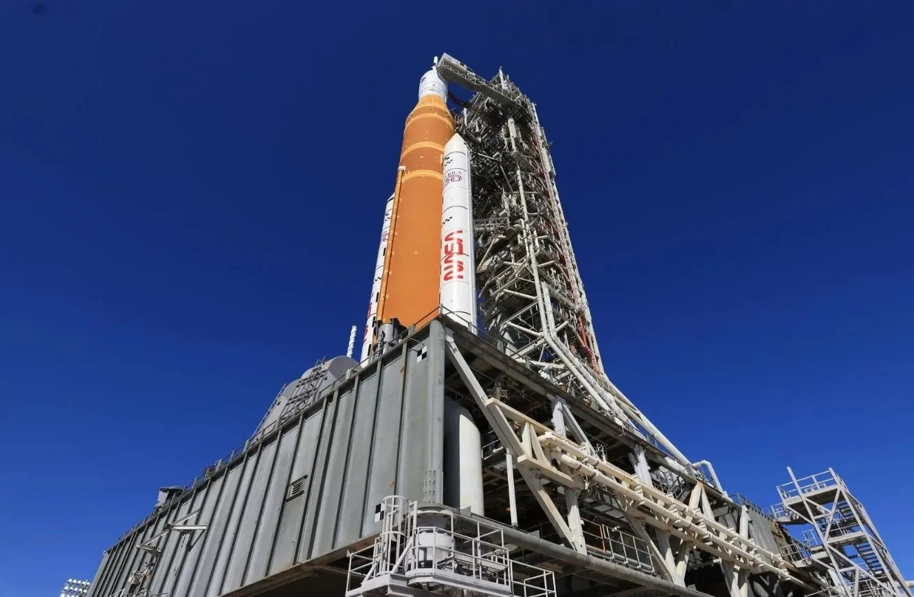 El cohete SLS de la NASA y la nave Orión volverán al VAB tras una falla de helio luego del segundo wet dress rehearsal previo a Artemisa II.