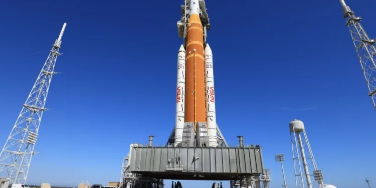 El cohete SLS de la NASA y la nave Orión volverán al VAB tras una falla de helio luego del segundo wet dress rehearsal previo a Artemisa II.