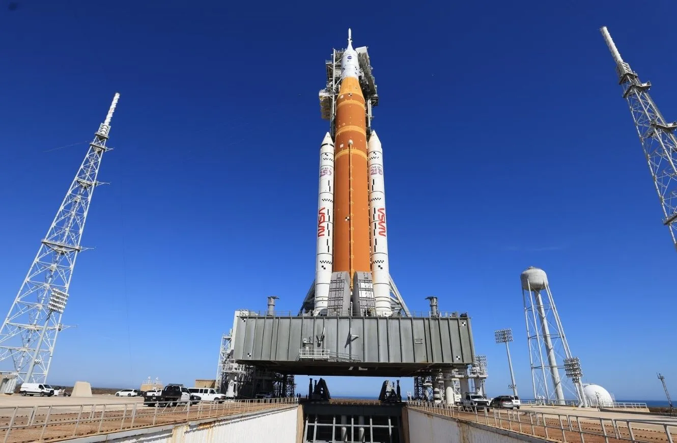 El cohete SLS de la NASA y la nave Orión volverán al VAB tras una falla de helio luego del segundo wet dress rehearsal previo a Artemisa II.