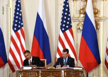 Barack Obama y Dmitri Medvédev firman el tratado New START en Praga, en 2010, el último gran acuerdo bilateral que limitó armas nucleares estratégicas de EE.UU. y Rusia.