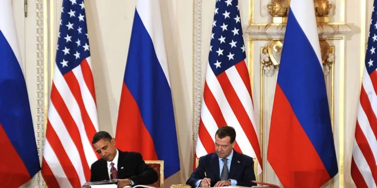 Barack Obama y Dmitri Medvédev firman el tratado New START en Praga, en 2010, el último gran acuerdo bilateral que limitó armas nucleares estratégicas de EE.UU. y Rusia.