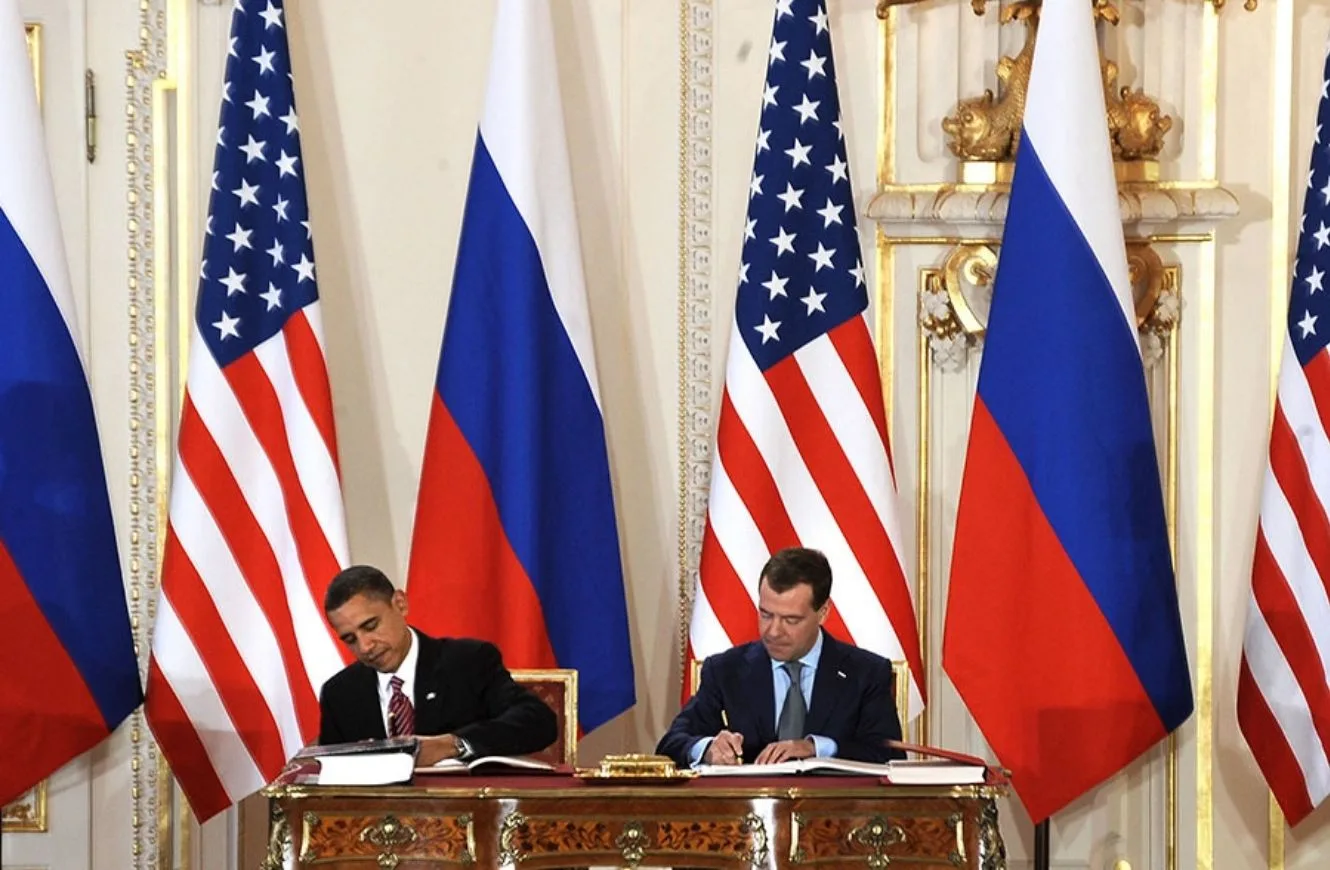 Barack Obama y Dmitri Medvédev firman el tratado New START en Praga, en 2010, el último gran acuerdo bilateral que limitó armas nucleares estratégicas de EE.UU. y Rusia.