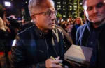 Jensen Huang, CEO de Nvidia, habla con sus seguidores antes de una cena con directores ejecutivos de tecnología de Taiwán en Taipei, el 31 de enero de 2026.