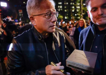 Jensen Huang, CEO de Nvidia, habla con sus seguidores antes de una cena con directores ejecutivos de tecnología de Taiwán en Taipei, el 31 de enero de 2026.
