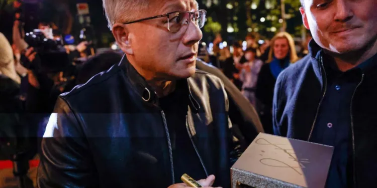 Jensen Huang, CEO de Nvidia, habla con sus seguidores antes de una cena con directores ejecutivos de tecnología de Taiwán en Taipei, el 31 de enero de 2026.