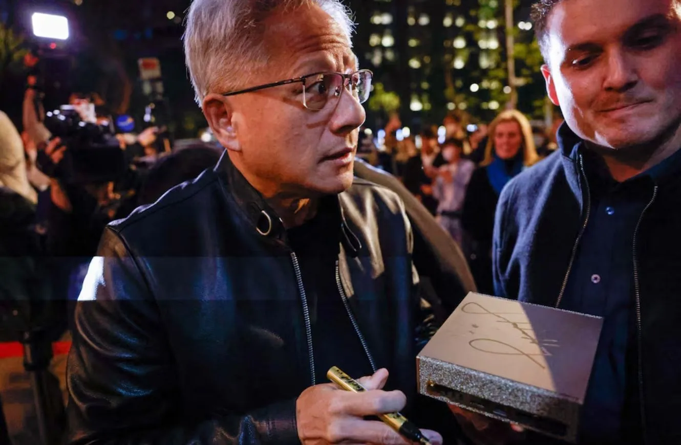 Jensen Huang, CEO de Nvidia, habla con sus seguidores antes de una cena con directores ejecutivos de tecnología de Taiwán en Taipei, el 31 de enero de 2026.