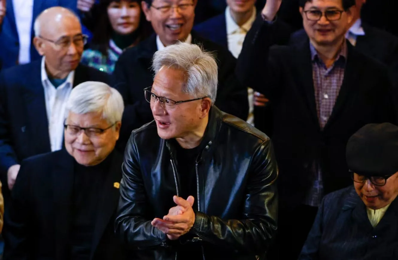 Jensen Huang, CEO de Nvidia, durante foto grupal en una cena con directores ejecutivos de tecnología de Taiwán en Taipei, el 31 de enero de 2026.