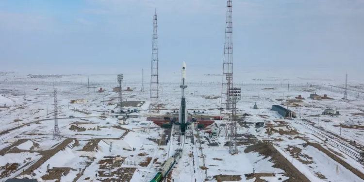 El cohete pesado Proton-M ya se encuentra en la plataforma de lanzamiento en Baikonur, para su regreso al ruedo luego de 3 años sin actividad.