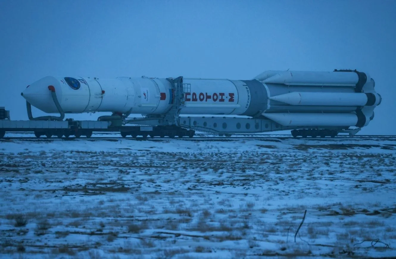 El cohete pesado ruso Proton-M durante el traslado a plataforma, en el cosmódromo de Baikonur.