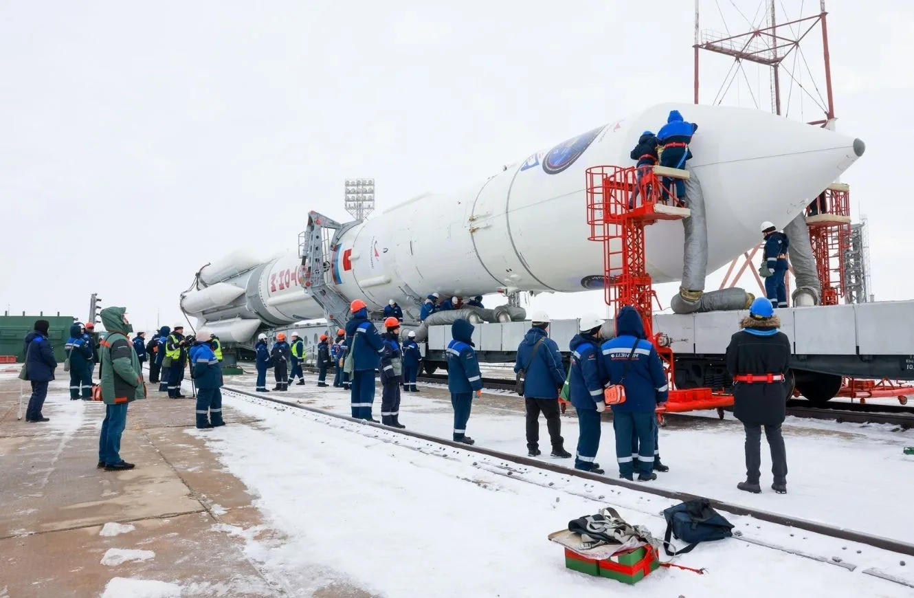 El cohete pesado ruso Proton-M durante su rollout o traslado a plataforma, en Baikonur, el 9 de febrero.